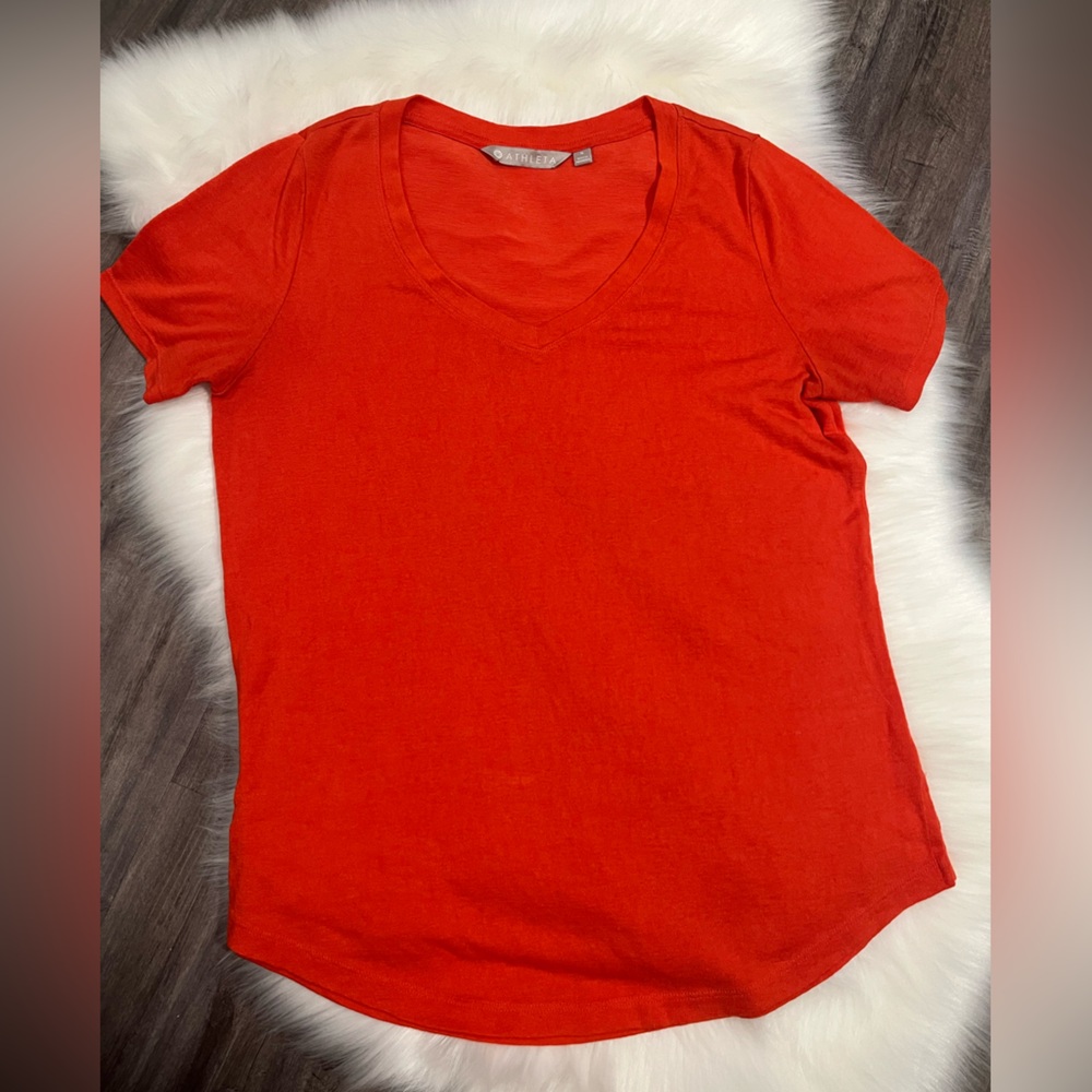 6/$32🛍️ Athleta | V-Neck Short Sleeve T Shirt, S